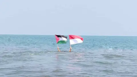 Raising the Indonesian and Palestinian flags at sea. indonesia stand with Palestina #Indonesia #palestine #sea #beach #flags