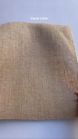 Quer aprender a fazer um jogo americano para o Natal? 🎅🏻 Então olha só que fácil essa dica da @Carol Lima  Você vai precisar de: 1 molde com 35cm Juta na mesma medida do molde 1,15m fita pompom médio na cor vermelha Lápis, tesoura e cola quente E dá para fazer de várias cores para usar em outras ocasiões.  O que mais te agrada em mesa posta de Natal? #donaajuda #decoração #natal #decoracaodenatal #christmasdecor #chistmasdiy #diynatal #mesapostanatal