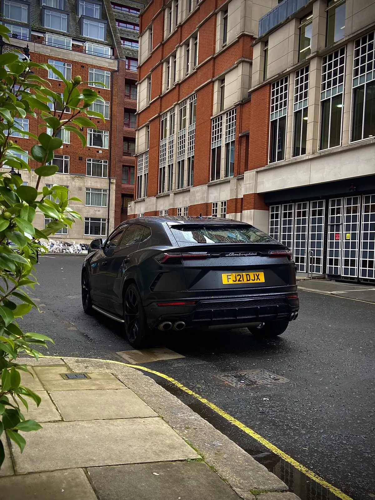 #cars #supercars #gangstercar #lamborghiniurus #urus #lamborghiniclub #blackurus #londoncars #mayfairlondon 