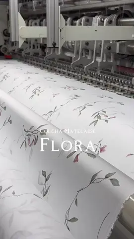 Detalhes da produção da colcha matelassê Flora!  Em cetim 300 fios 100% algodão, a colcha Flora é dupla-face. Acesse nosso site e conheça mais: www.scavonecasa.com.br #industriabrasileira #roupadecama #desde1893 #fabricacao #colcha #producaotextil