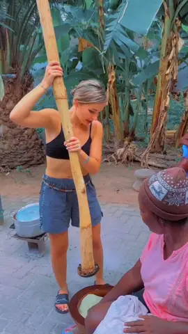 white lady pounding fufu 🥹😂 #fufu #africa #whitelady #virał 