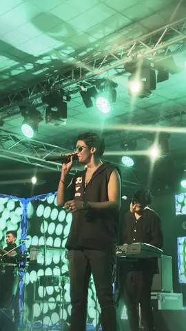 Nodaka inna ba live @midlanesl ❤️ . . #heaven #nodakainnaba #ruwanhettiarachchi  #foodfestival #midlane #fyp #fyp% #srilanka #viralvideo #onstage  #fypage #colombo #explore #ceylon #vinuja #vinujatharushka  #ultimatebandshow #sinhalasong 