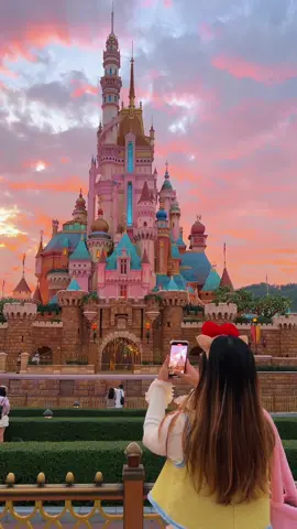 สวยมากก😍ท้องฟ้ายามเย็นที่ Hong Kong Disneyland เป็นสีชมพูเหมือนปราสาทเลย ดีต่อใจสุดๆ #ฮ่องกงดิสนีย์แลนด์ #hongkongdisneyland #hongkong #ฮ่องกง #tiktokพาเที่ยว #tiktokuni #mood #เจ้าหญิงดิสนีย์ #เที่ยวฮ่องกง 