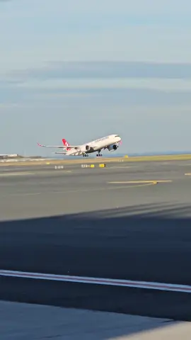 Türk Hava Yollarının en yenisi Airbus A350 kalkışını gerçekleştiriyor 🛫🎥 -------------------------- 📸 Aydın Aviation © -------------------------- #turkishairlines #airbusa350 #boeing777 #aviation #race #takeoff #airplane #turkhavayollari #towing #beniönecikart #taxi #landing #Ucakvideolari #taxi #takeoff #photography #kesfet #kesfetteyiz #tiktok #fyp #foryourpage #yolculukvideolari #uçak #istanbul #tkmoments #istanbulairport