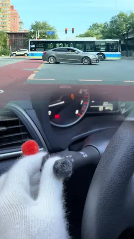 When the car turns, pay attention and turn on the turn signal!#tiktok#howto#cartok#car#automotive  #driving  #skills  #knowledge  #fpy  #fyp  #tips  #foryou  #carsoftiktok