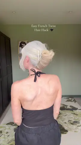 Easy French Twist Hack 🖤 Save this one for party season 💫#hairtutorials #easyhairstyles #hairhacks #hairtok #viralhair #winterhairtrends #christmashack #easyhair #frenchrollstyle #frenchtwisthair 