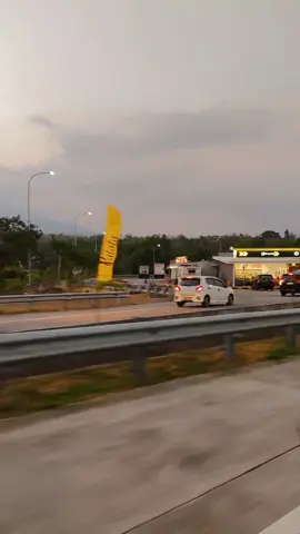 Sunset dari rest area Tol Malang Surabaya. .  #pakejbromo #pakejsurabaya #fyp #sunset 