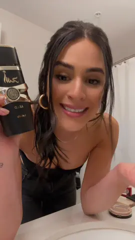 El perfume Asad de Lattafa me esta volviendo loca 🤯 🙌🏻 sus notas de pimienta negra, vainilla, piña son una bomba de elegancia 💣👌🏻 #Perfumesarabestiendas #tiktokmademebuyit #tiktokmademedoit #tiktokmademetryit #perfumedupe #perfume #viral #perfumesdupe #amazonfinds #fragrance #tiktokshop #tiktokviral #fragrancedupe #norahpassionperfume #norahpassion #yaraperfume #yaralattafaperfume #asadlattafa #perfumetiktok #perfumeseconomicos #perfumedehombres 