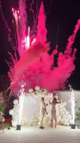 This was a super excited reaction from the parents when they found out they're having a girl with our Fireworks show.💕🎇✨ #genderreveal #genderrevealmiami #genderrevealparty #genderrevealvideos #charevelacao #genderrevealideas #genderrevealcake #revelaciondegenero #genderrevealworld #charevelacaoideias 