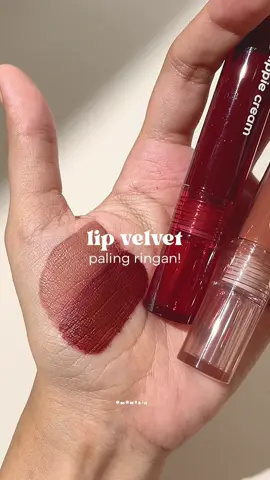 setuju bgtt!!👏🏻 lip velvety finish paling ringan yg pernah aku coba definisi rasa ga pake apa-apa👊🏻 Ini udah ketebak dari swatches teksturnya kaya liptint saking ringannya dan finishnya disentuh lembut, perfect velvety matte yg nyaman bgt di bibir💘 tentu aja ini smudge dan ga ngestain yah tapi puas bgt dg looksnya ketika diombre bisa nyatu dg baik si 2 warna ini🫶🏻 yg mau samaan bisa klik link di bio no 21 #AzarineXRedVelvet #lipvelvet #koreanombrelips 