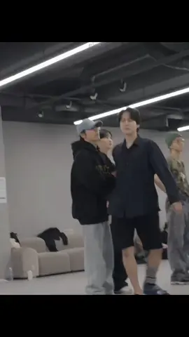 boleh ikutan gak kyu 🥺 #superjunior #suju #superjunior_elf #kyuhyun #donghae 