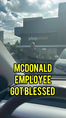 Millionaire blessed mcdonald employee with $1000 cash #fyp #viral #trending 