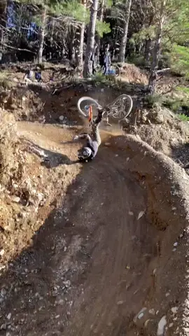 Un día más🌝💀 #crash #downhill #bikelife #mtb #enduro #humor #foryou #parati #risa #commencal #bici #dh 
