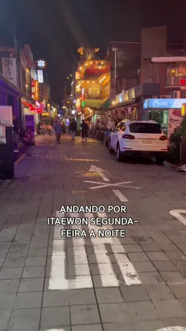 Itaewon é um bairro muito popular pelas baladas e resolvi andar por ele em uma segunda a noite para ver se as pessoas frequentam também durante a semana #viagemcoreia #coreiadosul 