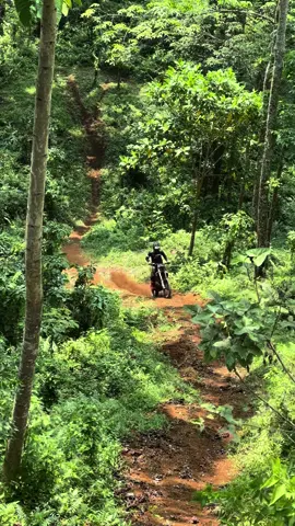 Setelah jalur panjang, finish di tanjakan. Alhamdulillah #jemberenduro #yosjember #fyp #hillclimb #2strokepower #yoswalker #tanjakanjember #2strokepower🔥 #tanjakan 