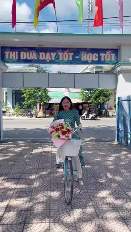 Cũng áo dài, cũng xe đạp và hoa nhưng áo dài này lạ lắm 😅