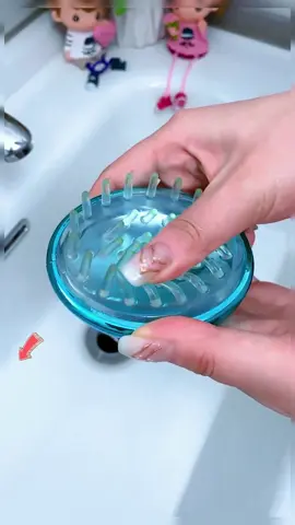 The silicone shampoo brush massages the rest. It is a great tool for adults to wash their hair. It massages the head and leaves the hair soft and smooth! It’s extremely cheap to buy now!#goodthing #fyp #foryou #tiktok #shampoobrush 