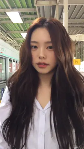 지하철역 한국 초미녀 Korean Beauty at the Subway Station #koreagirl #subwaygirl #prettygirls 