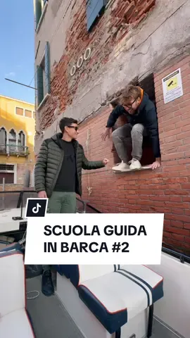 A Venezia si impara a guidare facendo tanta pratica e con tanta pazienza! 🌊 #nautica #barca #patente #scuolaguida #ironia #coppia #litigio #tiktokmotori 