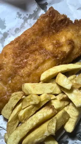 CAN’T BE A FRESH FISH AND CHIP! Crown Fish Bar, Middleton Blvd, Nottingham 📍 #fishandchips #haddock #chippy #fresh #foryou #viral #trending #halalmunchies #foodreview #explore #reels #Foodie #halal #thatisamunch #foodinnottingham #nottingham 