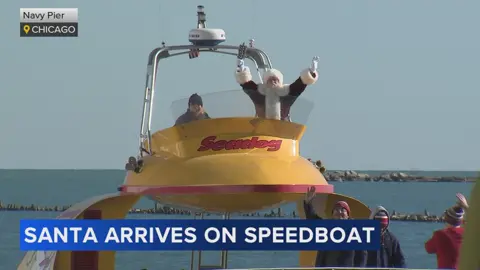 Santa greeted people at Navy Pier Sunday, spreading holiday cheer by way of a speedboat. 🎅 #santa #christmas #navypier #chicago