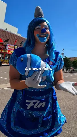 I asked a clown to make me a balloon 🥺❤️ @fin.the.clown #clownfish #statefair #clown #cosplay