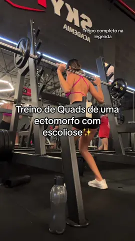 Treino de quadríceps de uma magrinha com escoliose.  Segue o treino 👇🏻 1- Agachamento livre  Total de 6 series.
 2 séries S/ carga 30 repetições 
 1 série carga leve carga 15 repetições 
 1 série sobe carga 12 repetições 
 2 séries com carga pra 8 a 10 repetições máxima. 2- Leg Press Total de 4 series.
 1 série leve pra 30 repetições 
 1 série sobe carga pra 20 repetições 
 1 série sobe carga pra 15 repetições 
 2 série sobe carga 8 a 12 repetições máximas. 3- Extensora + passada Total de 4 séries.
 4 séries de 8 a 12 repetições máximas na cadeira extensora, + 40 passos com barra reta ou Halteres nas mãos.
 Obs: se não conseguir os 40 passos deixe a carga no caminho e termine sem peso. #treino #magrinha #escoliose #ectomorfo 
