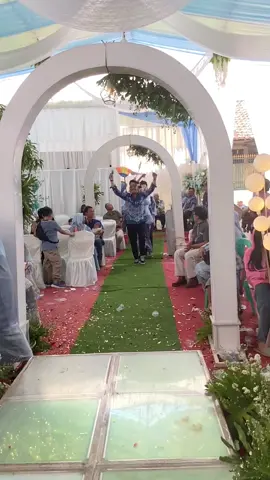 surprise dari bridesmaids & groomsmen🥹 #wedding #surprise #bridesmaids #groomsmen #fyp #trending #viralvideo 