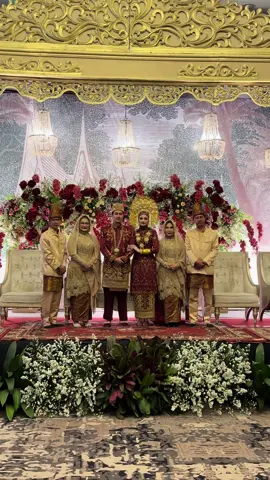 Resepsi look @elyanisa dengan riasan pengantin minang😍 #weddinggallerybandung #weddingdressinspo #inspirasipernikahan #pengantinminang #suntiangminang 