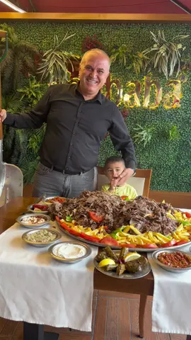 Minik Misafirimize Kürekte Döner Servis Ettik !! Sizce sondaki tepkisi neydi ? 😅 #kürektedöner #kilolukdöner #minikmisafir #yasincengiz #skibidopdop #skibididopdopdopyesyesyesyesnononono #skibiditoilet #food #rip #skibidichallenge #yummy #yemekvideoları #eniyirestoran #ağababadöner #yasindance #almanyadakiturkler #turkishkebab #donerkebab @Himmet polat 