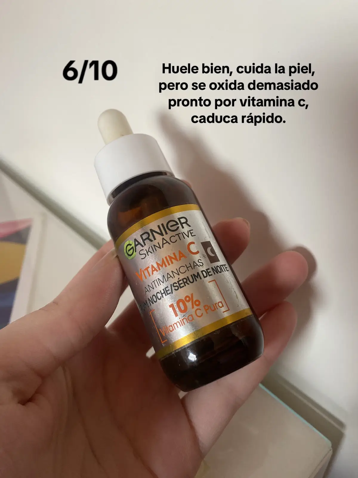 Sérum nocturno de vitamina c @Garnier - la relacion calidad/ precio es buena, pero al contener viramina c el producto caduca muy rápido. Se nota que cuida y protege la piel, pero no hay cambios radicales. Sérum ácido hialuronico @L'Oreal Paris - me encanta es uno de mis productos favoritos, rellena muy bien la piel, la hidrata y tiene facil absorción. Yo me lo aplicaba humectado la piel con el agua de avene. Combo perfecto. Contorno aguacate @Kiehl’s Since 1851 - muy buen producto, es algo elevado de precio, pero repetiría. En webs cono primor, lookfantastic o druni sale algo más barato. Yo lo usaba todas las noches y la zona mejoró mucho en cuanto a hidratación. Contono ojos @Charlotte Tilbury - es buen producto, pero no excepcional. Demasiado caro y en el mercado puedes encontrar otros parecidos por mucho menos dinero. El aplicador facilita su aplicación en la piel, pero prefiero usar los dedos o una piedra gua sha. #garnier #serumvitaminac #acidohialuronico #lorealparis #contornoaguacate #kiehls #charlotetillburymakeup #contonoojos