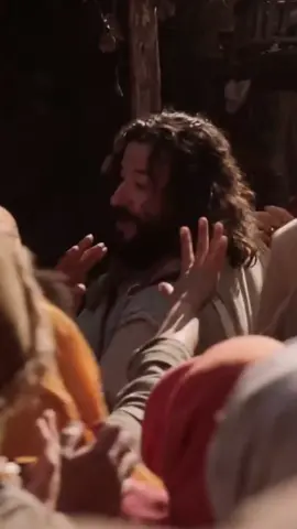 A cura da mulher com fluxo de sangue ✝️🤍 “Porque dizia: se eu apenas lhe tocar nas vestes serei curada”. . .   . #fyp #cristo #foryou #gospel #JESUS #thechosen #edit #oracao 