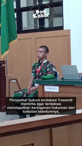 Pada Selasa (21/11/23), Pengadilan Militer I-05 Pontianak menggelar sidang pembacaan pembelaan terhadap terdakwa Prada Yuwandi, anggota TNI AD di Kalimantan Barat, yang membunuh mantan tunangannya Sri Mulyani. Penasehat hukum Yuwandi meminta agar terdakwa mendapatkan keringanan dari tuntutan sebelumnya, serta meminta untuk membebaskan terdakwa dari tuntutan restitusi. Menurut penjelasan penasehat hukum, terdakwa tidak mampu membayar restitusi atau ganti rugi sebesar Rp206 juta kepada keluarga korban lantaran saat ini terdakwa sedang dalam masa skorsing dan tidak memiliki penghasilan.  #bagikabar #pontianakviral #beritapontianak #oknumtni #pontianakhariini #tniad #oknumtnisadis 