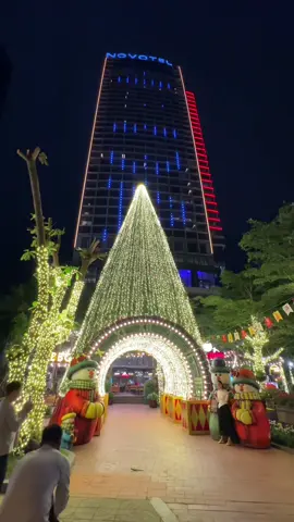 Cây thông Noel siêu to khổng lồ tại Đà Nẵng. Ghé checkin liền thôi các nàng ơi 😊 #danang #danangne #noel 