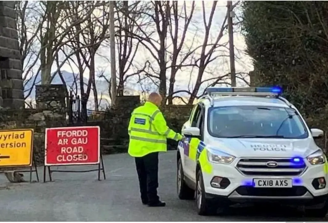 My heart ache for the teenagers who went missing on Sunday in North Wales were found by police dead inside the car. #Snowdonia #missing #teens #bodies #recovered #car #NorthWales #rip #heartbreaking #sosad 
