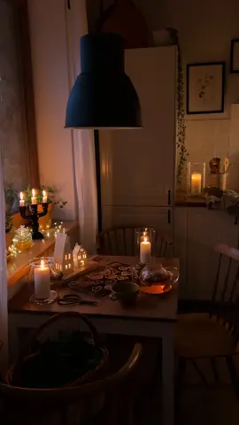 𝑪𝒐𝒛𝒚 𝒎𝒐𝒐𝒅 𝒊𝒏 𝒕𝒉𝒆 𝒌𝒊𝒕𝒄𝒉𝒆𝒏 🍂🍊🕯️ #cozyhome #cozymood #cozyvibes #kitchenstories #myhome2inspire #kitchen #apartmenttherapy #interiør4all #ａｅｓｔｈｅｔｉｃ #hygge #kuchnia #hyggehome #kitcheninspo #mykitchen #kitchenstyle #passion4interiors #howwelive #interiorandliving #interiorsblogger #solebich #kitchendecor #interior123 #interior2you #parisianvibes