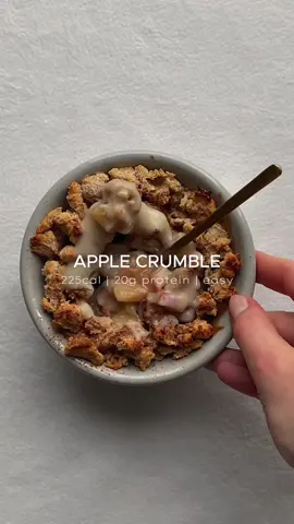 APPLE CRUMBLE macros: 225cal | 20g P | 37g C | 1g F #highproteinmeals #highproteinmeals #highproteinbreakfast #healthybreakfastinspo #healthybreakfastideas #healthybreakfast #proteinbreakfast #healthyrecipes #EasyRecipe #highprotein #highproteindessert #highproteindesserts #proteindessert #proteindessertrecipe #dietdessert #dietrecipe #applecrumble #applecrumblerecipe #healthyapplecrumblerecipe #healthyapplecrumble #proteinapplecrumble #proteincrumble #fallrecipes #healthyfallrecipes 