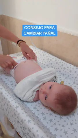 Cambio de pañal rápido para bebés inquietos. 👌  #cuidadobebe  #consejosparapapas #nuevospapas😍🌹💋💞 #hackparapapas #cambiopañal #tipsmamaprimeriza #lamamihacker 