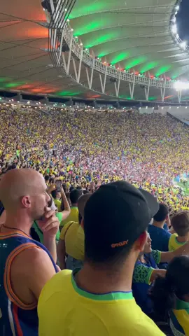 FESTA! 💚💛 Esse era o clima do Maracanã quando Brasil e Argentina entraram no gramado. Antes da da confusão. #Futebol #SelecaoBrasileira #Brasil #Argentina #Eliminatorias #FernandoDiniz #Maracana #tiktokesportes #sportsnews #atletas #competicao #esporteesaude #atletacampeao #futebolraiz
