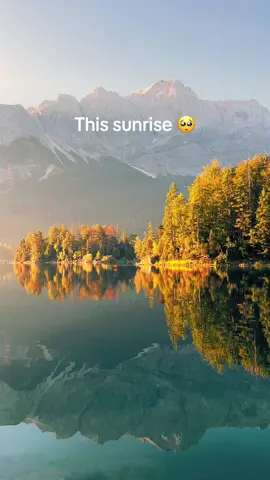 Did you know this stunning lake is so clear that you can see up to 10 meters below the surface? 🌊 📽 @maarrcc (IG) 📍 Eibsee, Germany #sunrise #lake #eibsee #germany #traveltiktok 