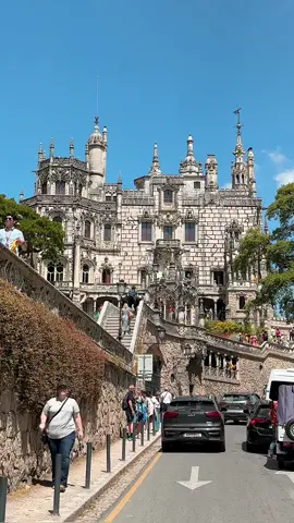 🇵🇹 A Quinta da Regaleira na linda Vila de Sintra tem, para além do Palácio, uns jardins magníficos e o famoso Poço Iniciático: uma galeria subterrânea com uma escadaria em espiral e onde supostamente eram feitos rituais de iniciação à Maçonaria.  🇬🇧 Quinta da Regaleira in the beautiful Sintra has, in addition to the Palace, magnificent gardens and the famous Poço Iniciático: an underground gallery with a spiral staircase and where rituals of initiation to Freemasonry were supposedly performed. #sintra #quintadaregaleira #sportugal #portugalforeels 