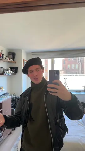 believe it or not french people don’t actually wear beret that often 🥖🇫🇷 #frenchfashion #mensfashion #fashion  #beret #outfitinspo #howdoiwearaberet #howtostyleaberet #parisianfashion #designerfashion 