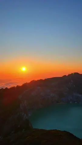 Danau Kelimutu #indonesia #sunrise #danaukelimutu #ende #flores #nttpride #travel #wonderfulindonesia 