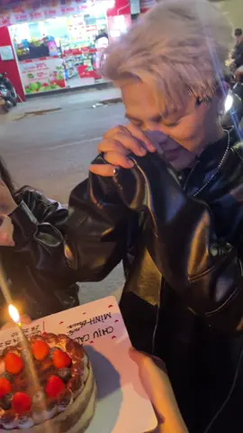 Chiếc video t quay với góc máy cận mặt rõ từng biểu cảm của sốp @RHYDER từ bất ngờ, bất lực đến hòa tan với tiết mục văn nghệ của ctoi @Flash Team Hà Nội ⚡️ #rhyder #flashteamhanoi #chiucachminhnoithua 