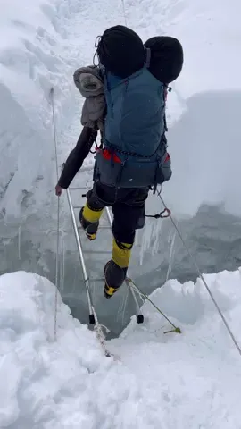 8000 meter peak 👉🏽 Focus and strength of a mountain guide crossing a crevasse on Manaslu - the 8th tallest mountain in the world.  #mountains #himalayas #fyp #everest #mountaineering #strength #mindset #viralvideo #ukaloexped #mountainclimbing #doit 