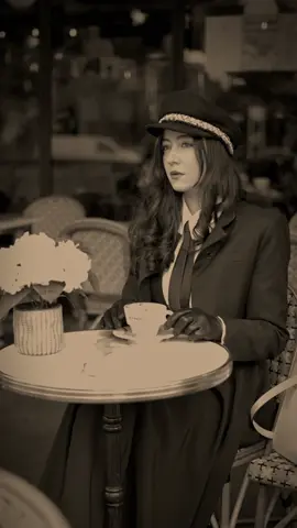 Just a mysterious lady enjoying her coffee in Paris. Would you join? ☕️ #stylingideas #vintagestyle #vintageaesthetic #vintageinspiredoutfit #yourvintagesoul 