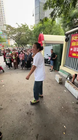 Nay có Bà lên lấy. Cứ cho bà thêm nước đi cho Chó nó ăn. Mình há Hốc mồm ai ăn cơ ạh. Lấy thêm cho Chó nó ăn. Haaaa. Bà bị nhịu. Cứ thế mọi ng Phá lên cười. 