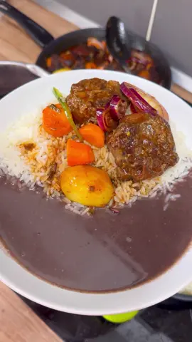 Oxtails, white rice and beans purée! One thing about us Haitians, we will make sure you taste our food cause we’re proud of our cuisine. 😋