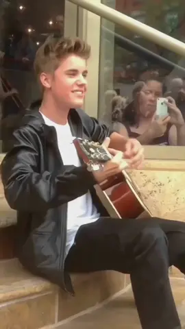 Justin playing guitar >>> #justinbieber #throwback #biebertiktok #justinbieberbaby #acoustic #music 