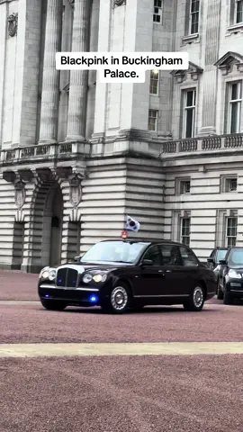 We’re just having tour in Buckingham Palace but luckily we witness this moment Blackpink and the President of South Korea leaving in the Palace. #blackpinkinbuckinghampalace #fyp #blackpinkmbe #buckinghampalace 